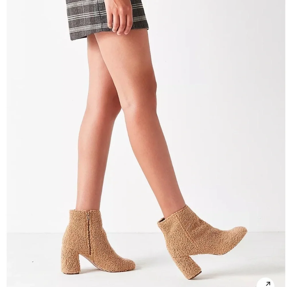 URBAN OUTFITTERS Timber Faux Sherpa Ankle Boots tan women’s size 8.5M